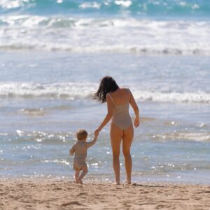 A woman and a child walking on The Bay Maillot - Tort Colour.